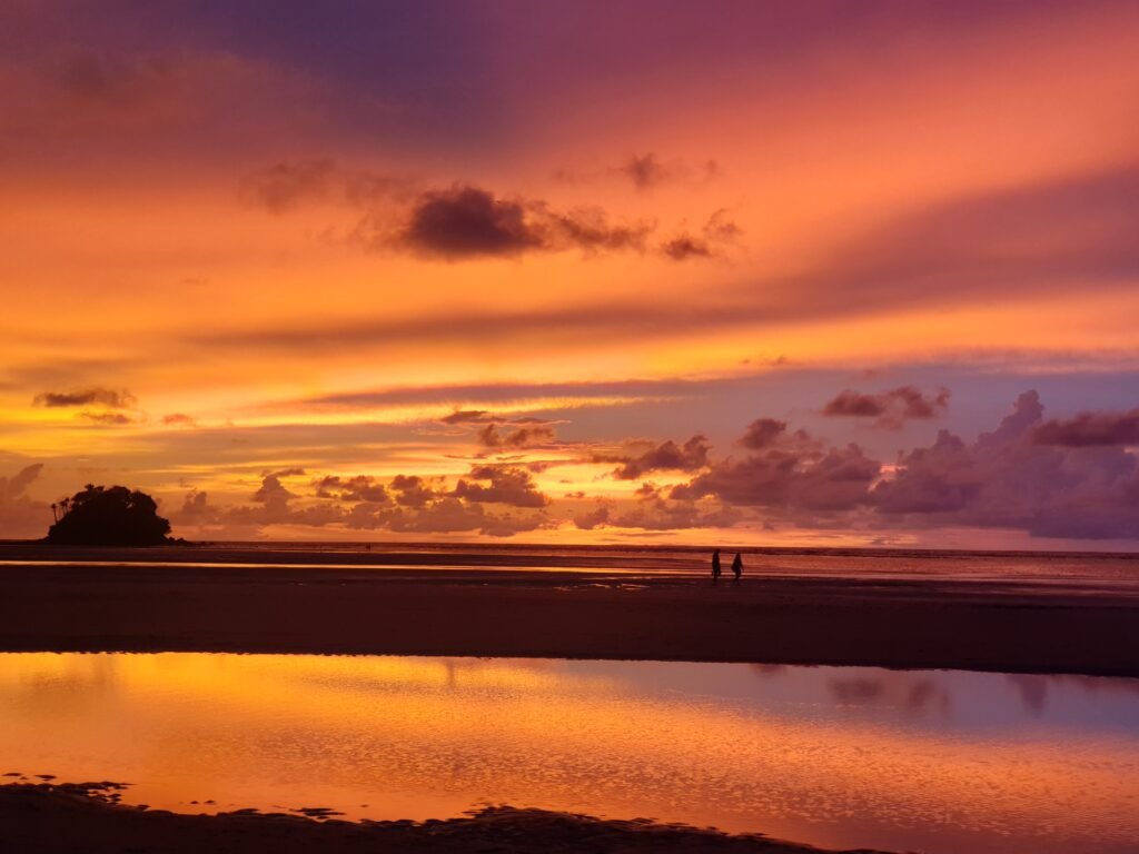 Splendide coucher de soleil sur la plage à Phuket, par Coline Rosier